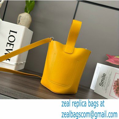 loewe mini Pebble Bucket bag in mellow calfskin Sunflower 2024