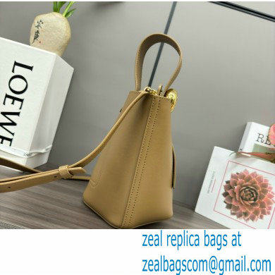 loewe mini Pebble Bucket bag in mellow calfskin sand 2024