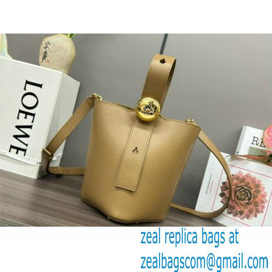 loewe mini Pebble Bucket bag in mellow calfskin sand 2024